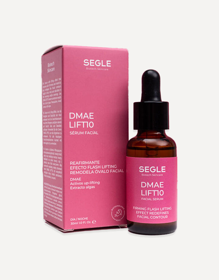 Frasco de sérum con pipeta, envase de vidrio ámbar y etiqueta minimalista sobre fondo de color rosa.